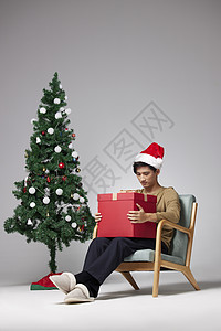 圣诞节男性独自一人抱着礼物盒图片