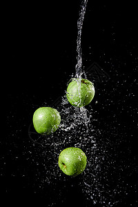 淋了水的新鲜青苹果图片