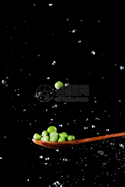 勺子上飞起的豌豆粒图片