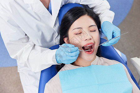 医生为女性患者做牙齿治疗图片