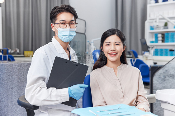 牙科诊所的医生与病患形象图片