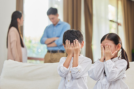 小孩吵架父母在客厅吵架小孩难过背景