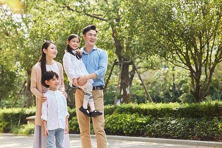 家人小区一家四口在小区散步形象背景