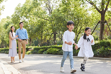 一家四口在小区散步儿童奔跑高清图片