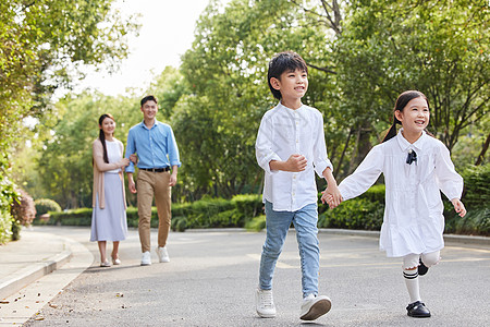 一家四口在小区散步儿童奔跑高清图片