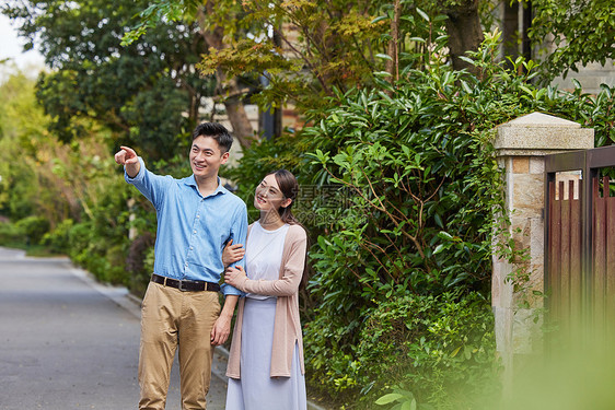 夫妻二人在高档小区里散步图片