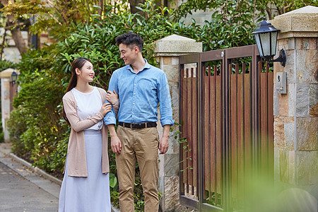 夫妻二人在高档小区里散步背景图片