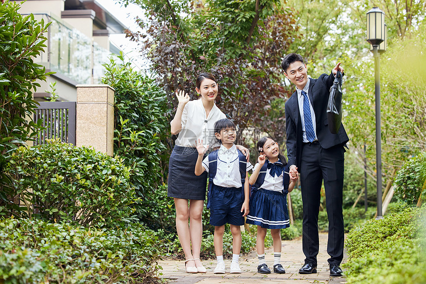 温馨一家四口一起上班上学图片