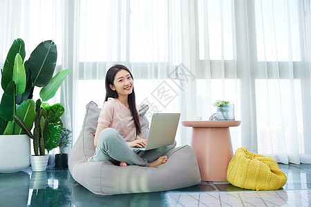 女性休闲居家生活阳台上网玩笔记本电脑高清图片