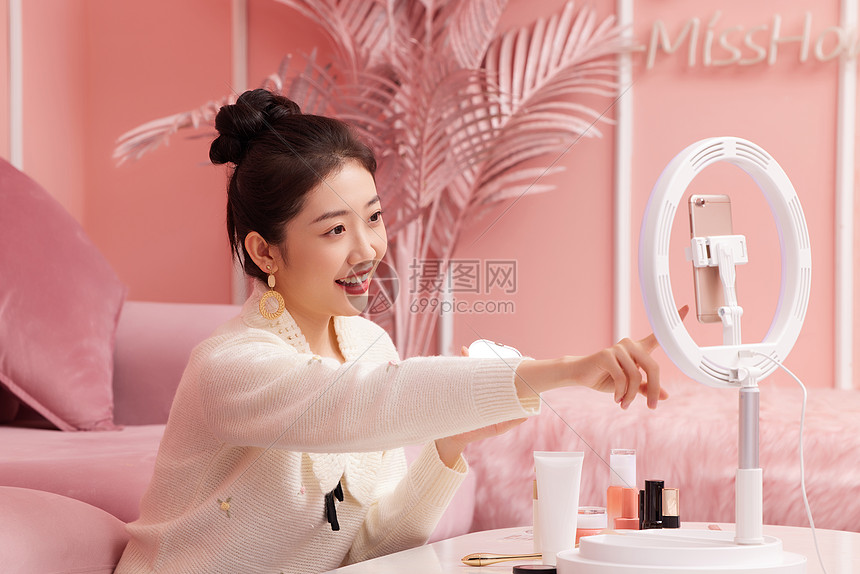 粉红美女美妆博主手机直播推荐护肤品