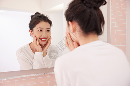 洗脸的人美女居家生活卫生间洗漱照镜子背景