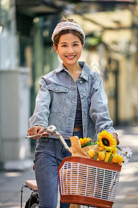 清新美女骑自行车出游逛街高清图片