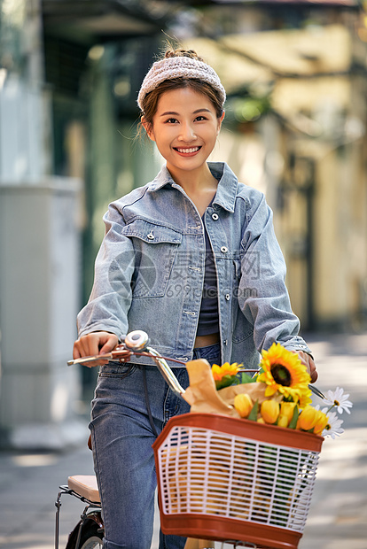 清新美女骑自行车出游逛街图片