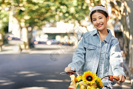 清新美女骑自行车出游逛街高清图片
