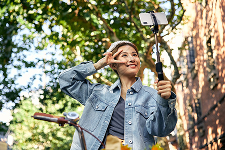 清新美女逛街自拍图片