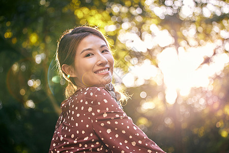 清新美女坐在自行车上回眸一笑高清图片