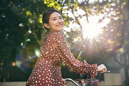 清新美女坐在自行车上回眸一笑高清图片