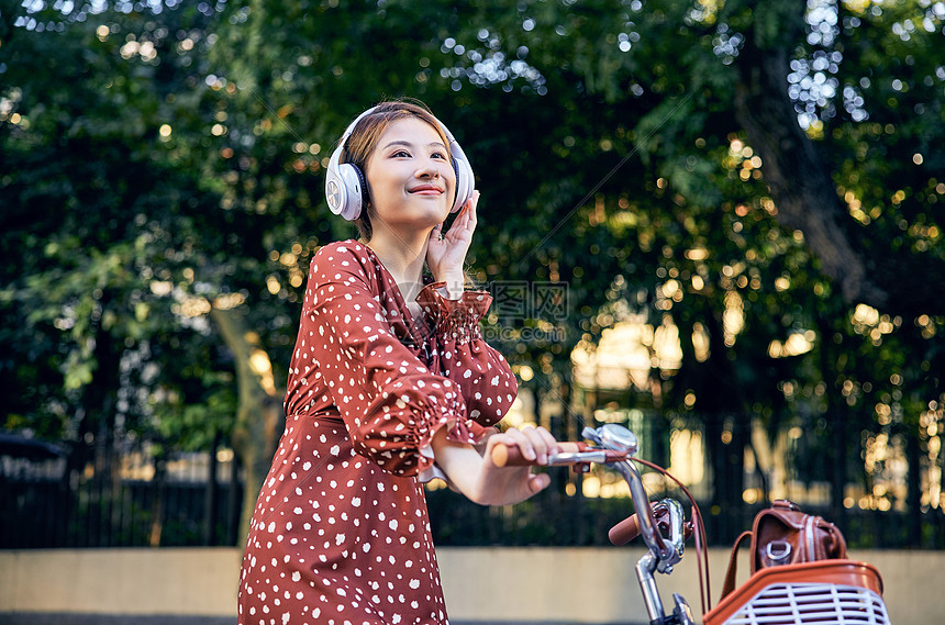 清新美女骑车听音乐图片