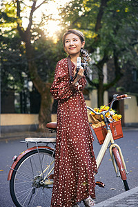 复古相机清新美女骑自行车拍照背景