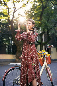 清新美女骑自行车听音乐图片