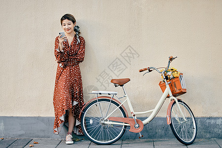 复古自行车清新美女逛街看手机背景