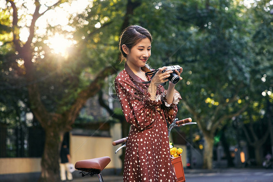 清新美女骑车出游拍照图片