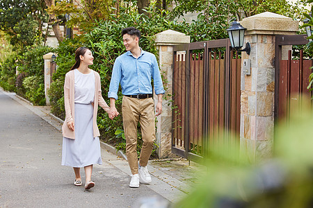 住在高档小区的年轻夫妇图片