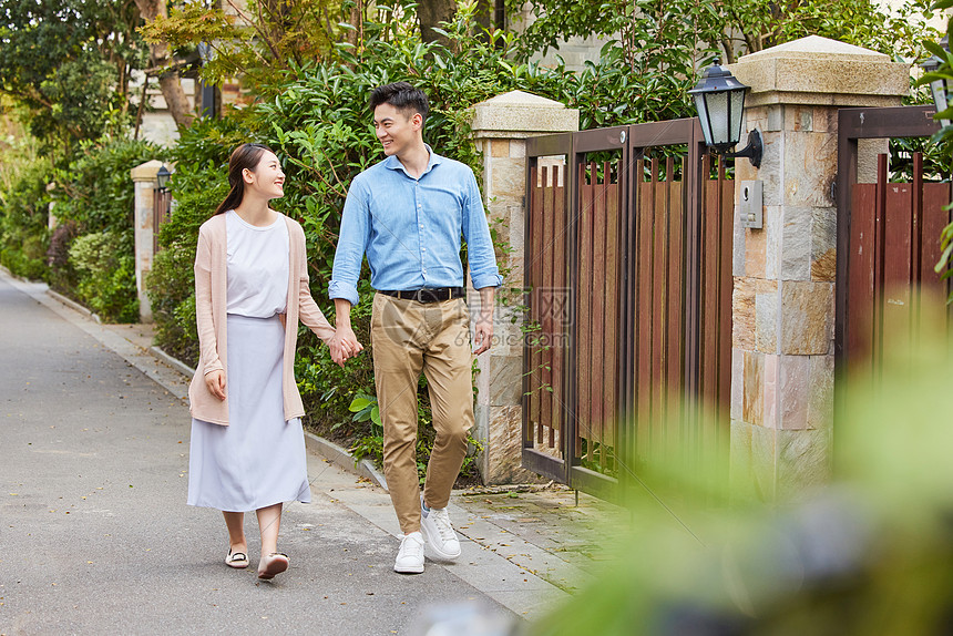 住在高档小区的年轻夫妇图片