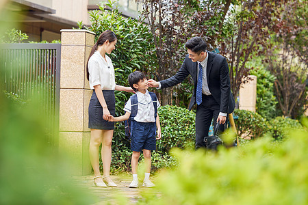 父母批评孩子父母送小男孩上学背景