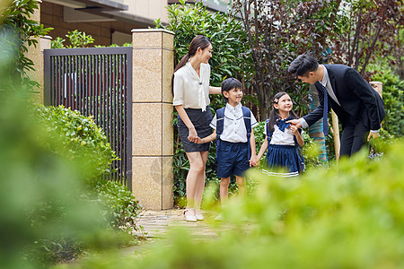 小区家人中产阶级家长送小孩上学背景