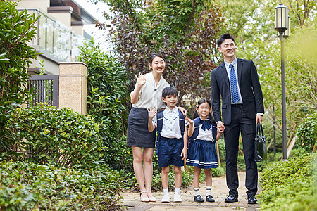 见家长中产阶级家长送小孩上学背景