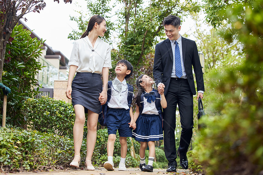 中产阶级家长送小孩上学图片