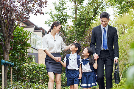 中产阶级家长送小孩上学图片