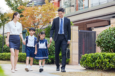 高端小区里家长送小孩上学图片