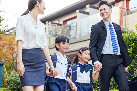 小区家人高端小区里家长送小孩上学背景