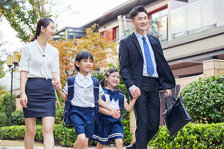 送孩子上学高端小区里家长送小孩上学背景