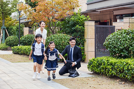 家长送孩子上学高端小区里家长送小孩上学背景