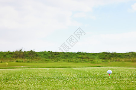 草坪上的高尔夫球背景图片