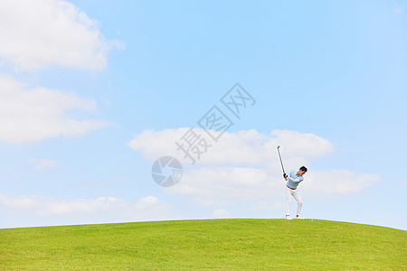 打高尔夫球的男性图片