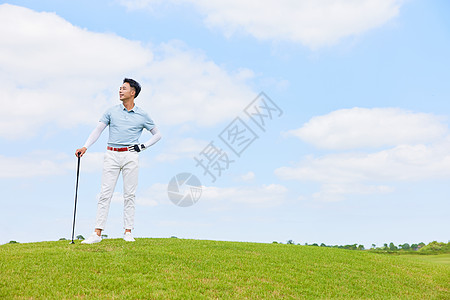 打高尔夫球的男性高清图片