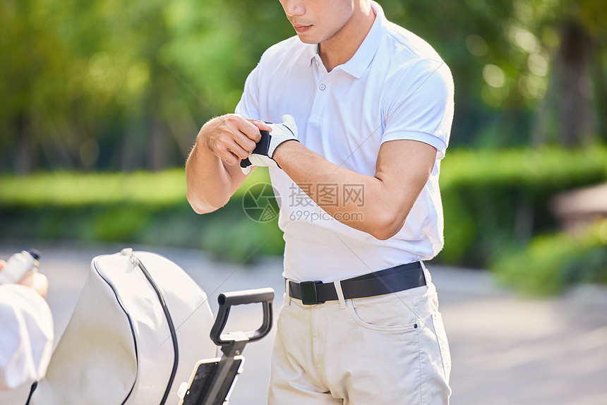 准备打高尔夫球的男性手部特写图片