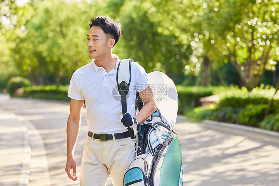 准备打高尔夫的男性图片