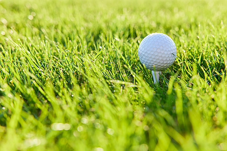 草坪上的高尔夫球背景图片