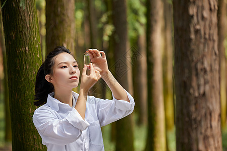 观察植物的女性科学家图片