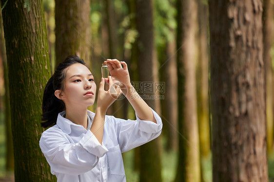 观察植物的女性科学家图片