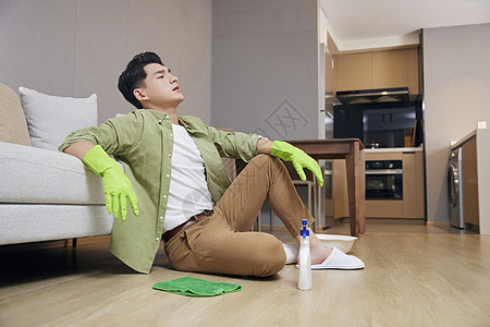 年轻男士做家务疲惫休息图片