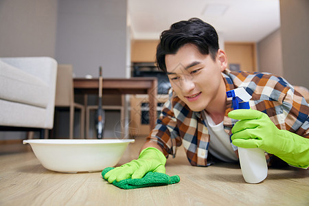 居家男性拖地年轻男性居家清洁木地板背景