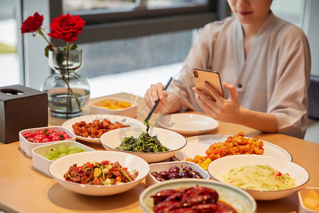 青年美女在美食区吃午餐特写图片