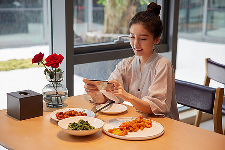 青年美女拍照记录美食图片