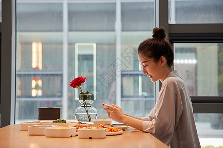 青年美女使用手机记录美食图片